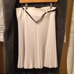 White pleated skirt with belt